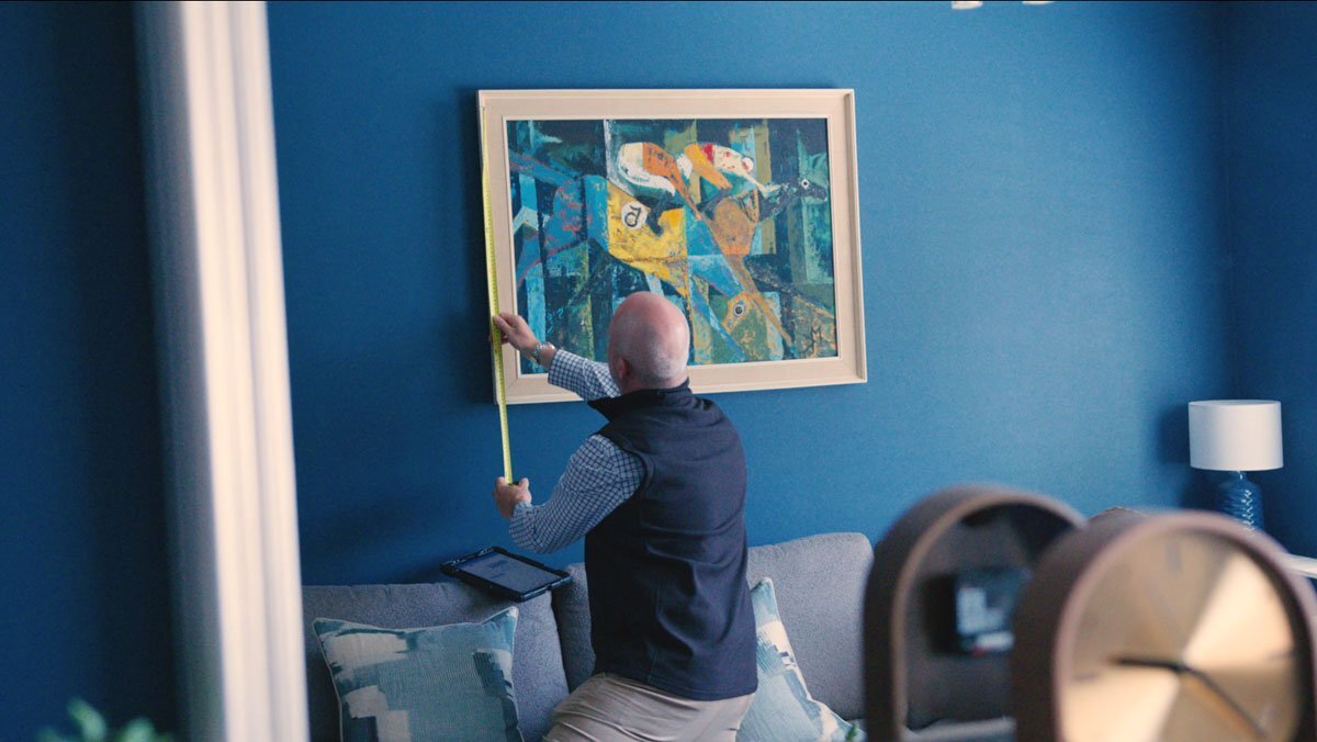 Removals Surveyor measuring a picture for crating